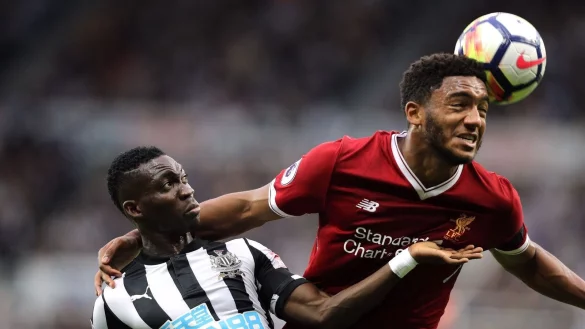 Christian Atsu (l) wird offenbar doch noch vermisst. - © Owen Humphreys/dpa