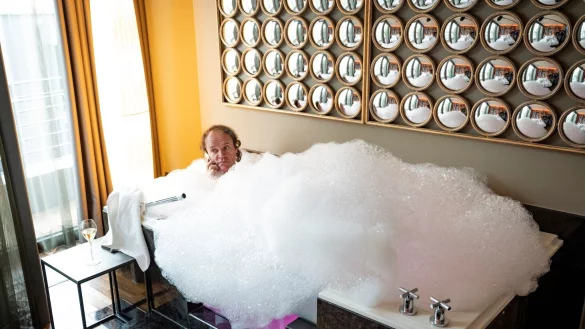 Wie ein Rockstar: Olaf Schubert als Olaf Jagger. - &copy; Martin Rottenkolber/Neue Visionen Filmverleih/dpa