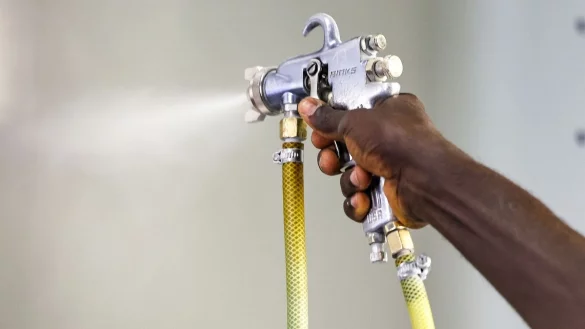 Eine Arbeitskraft aus Gambia bereitet in einem Unternehmen Stahlbleche f&uuml;r die Oberfl&auml;chenbehandlung vor (Symbolbild). - &copy; Jan Woitas/dpa