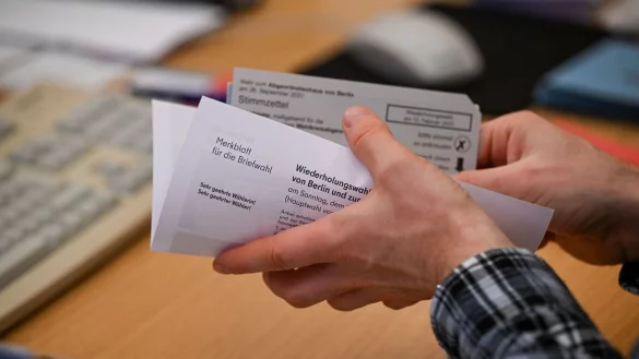 Mitarbeiter bereiten Wahlunterlagen f&uuml;r die Briefwahl vor. - &copy; Jens Kalaene/dpa