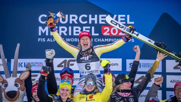 Lena D&uuml;rr jubelt nach dem Gewinn der Bronzemedaille im WM-Slalom. - &copy; Michael Kappeler/dpa
