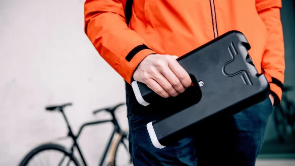 Akkus von E-Bikes sind oft vom Fahrrad entnehmbar. Damit hat man es in der Hand, wo man sie l&auml;dt. Experten raten: idealerweise im Freien oder in R&auml;umen, die nicht brandgef&auml;hrdet sind. - &copy; Zacharie Scheurer/dpa-tmn