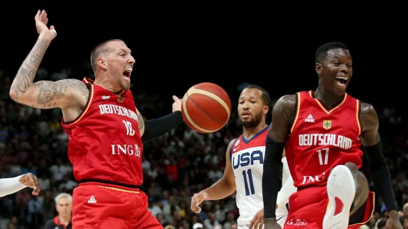 Daniel Theis (l) und Dennis Schr&ouml;der (r) kennen sich aus alten Braunschweiger Tagen. - &copy; Matthias Stickel/dpa