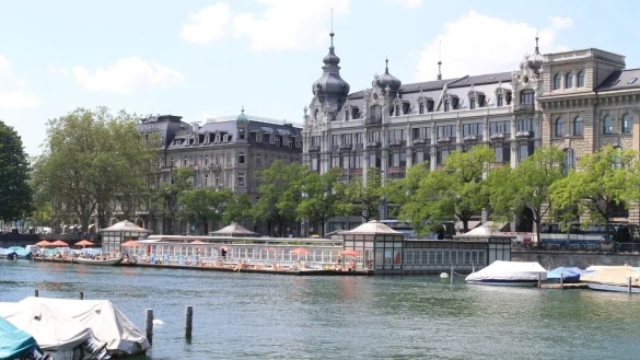 In Z&uuml;rich m&uuml;ssen Urlauber bei einem St&auml;dtetrip besonders tief in die Tasche greifen. - &copy; Bernhard Krieger/dpa-tmn