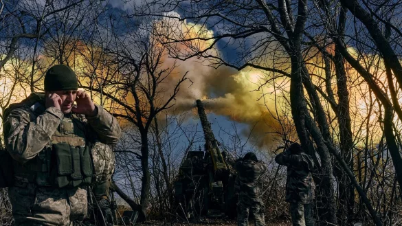 Ukrainische Soldaten feuern eine Panzerhaubitze auf russische Stellungen in der N&auml;he von Bachmut. - &copy; LIBKOS/AP/dpa