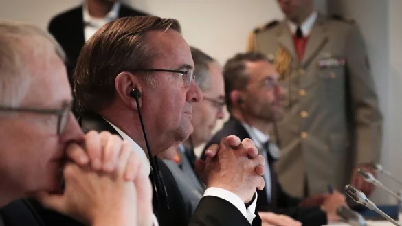 Bundesverteidigungsminister Boris Pistorius (M, SPD) w&auml;hrend des bilateralen Treffens auf dem Luftwaffenst&uuml;tzpunkt Evreux. - &copy; Lou Besnoist/POOL AFP/AP/dpa