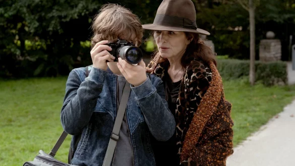 Karla (Iris Berben) und Phil (Claude Heinrich) haben eine besondere Verbindung. - &copy; Nadja Klier/ARD Degeto/dpa