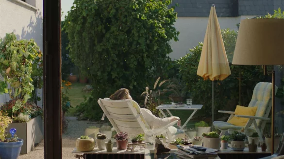 Konnie (Marion Ottschick) liegt im Liegestuhl auf der kleinen Veranda ihres Hauses. - &copy; Claudia Schr&ouml;der/ZDF/dpa