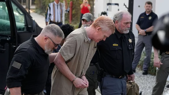 Alex Murdaugh (M) wird von Hilfssheriffs zum Colleton County Courthouse gef&uuml;hrt. - &copy; Chris Carlson/AP