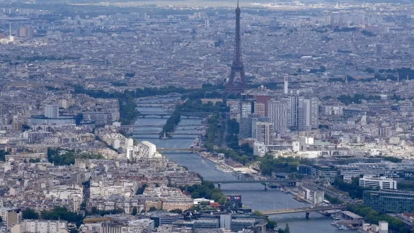 Blick auf die Seine, die am Eiffelturm vorbei durch Paris flie&szlig;t. - &copy; Christophe Ena/AP/dpa