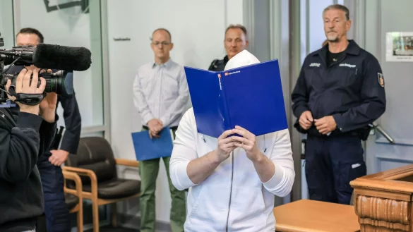 Der Angeklagte betritt den Verhandlungssaal im Kieler Landgericht. - &copy; Frank Molter/dpa