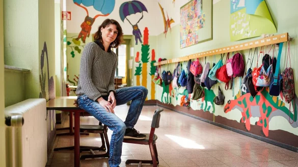 Wohl gleich 40 Erstkl&auml;ssler m&uuml;ssen das Schuljahr an der Grundschule Gr&auml;fenauschule wiederholen - ein Schock f&uuml;r Rektorin Barbara M&auml;chtle. - &copy; Uwe Anspach/dpa