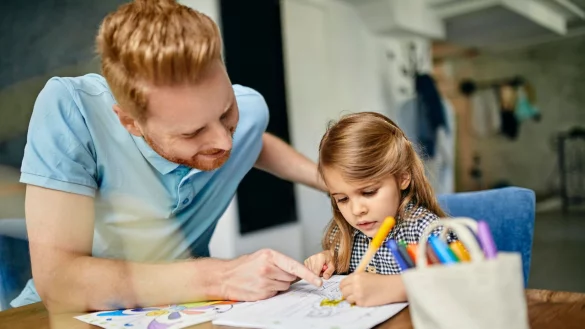 Wenn unklar ist, ob ein Kind Links- oder Rechtshänder ist, sollte das bereits vor der Einschulung getestet werden. Sonst hat es ein Linkshänder-Kind beim Schreiben oder Basteln etwa mit der Rechtshänderschere unnötig schwer. - © Zeljko Dangubic/Westend61/dpa-tmn