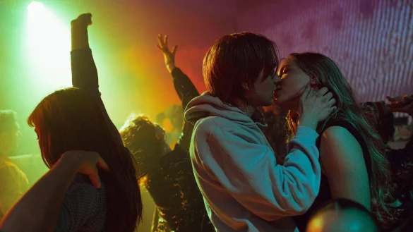 Franz (Laurids Schürmann) und Zoe (Lena Klenke) im Fernsehfilm «Flunkyball». - © Luis Zeno Kuhn/BR/Hager Moss Film GmbH/dpa