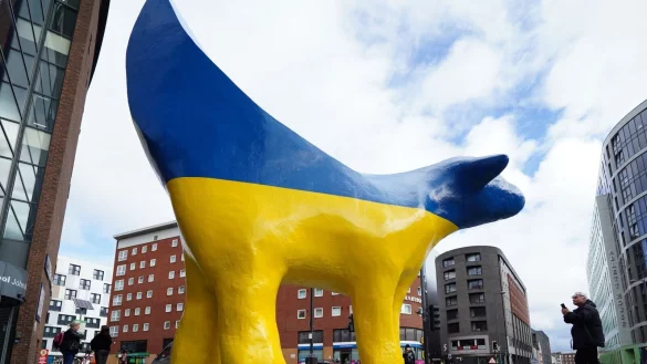 Die Superlambanana-Skulptur in Liverpool wurde in den Farben der ukrainischen Flagge gestrichen, bevor die Stadt am 13. Mai den Eurovision Song Contest ausrichtet. - &copy; Peter Byrne/PA Wire/dpa