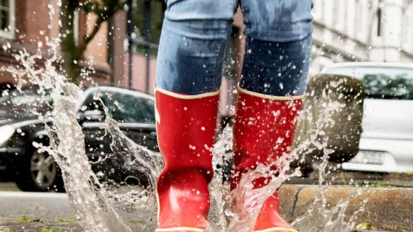 Plitsch-platsch: Kindergummistiefel geh&ouml;ren zu jeder Erkundungstour ins Na&szlig; dazu. - &copy; Christin Klose/dpa-tmn