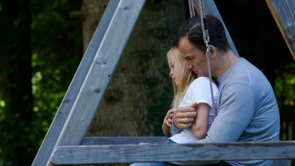 Peter Klettmann (Torben Liebrecht) und Emmi Klettmann (Nele Richter) in einer Szene aus &laquo;Gestern waren wir noch Kinder&raquo;. - &copy; Walter Wehner/ZDF/dpa