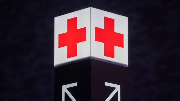 Ein Pfeil weist den Weg zur Notaufnahme eines Krankenhauses. - &copy; Julian Stratenschulte/dpa/Symbolbild