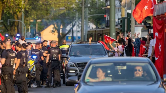 Einsatzkr&auml;fte der Polizei begleiten Anh&auml;nger des t&uuml;rkischen Pr&auml;sidenten Erdogan im Duisburger Norden. - &copy; Christoph Reichwein/dpa