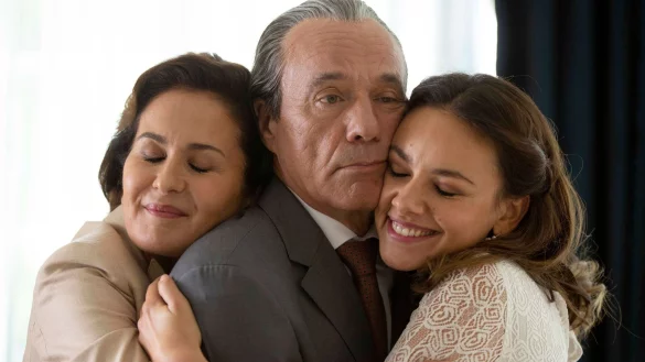 Vater Arthur (Heiner Lauterbach), Tochter Antonie (Janina Uhse, r) und Mutter Isabel (Marie-Lou Sellem) liegen sich in den Armen. - &copy; Frederic Batier/ARD Degeto/dpa