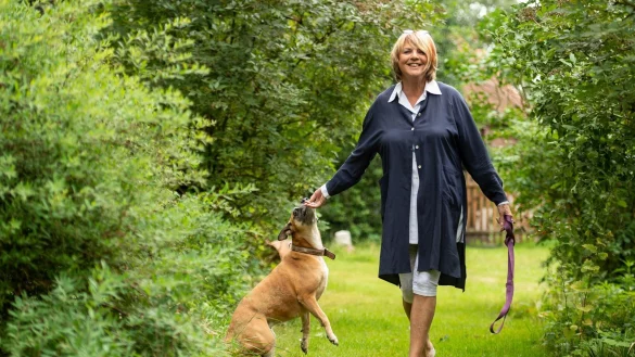 Alida Gundlach mit ihrem Hund im Garten. Sie feiert am 17. Juli 2023 ihren 80. Geburtstag. - &copy; Philipp Schulze/dpa