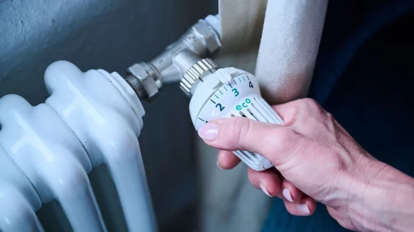 Auf die H&ouml;he der CO2-Abgabe bei ihren Heizkosten haben Mieter nur &uuml;ber das eigene Heizverhalten Einfluss. Der energetische Zustand des Geb&auml;udes liegt in den H&auml;nden des Eigent&uuml;mers. - &copy; Annette Riedl/dpa/dpa-tmn