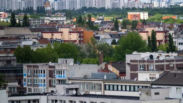 Wohnhäuser im Berliner Bezirk Wedding. In der Hauptstadt steigen die Mieten weiter an. - © Monika Skolimowska/dpa