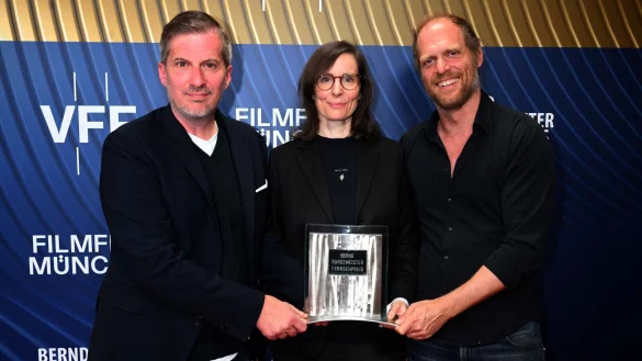 Die Produzenten Christian Becker (l) und Martin Richter sowie die Regisseurin Felicitas Korn (M) stehen auf dem roten Teppich in M&uuml;nchen. - &copy; Felix H&ouml;rhager/dpa
