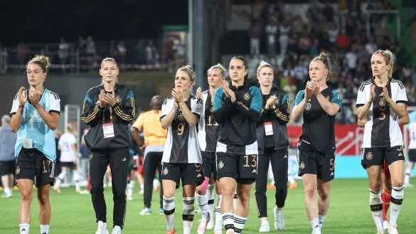 Die deutschen Nationalspielerinnen gehen nach dem Abpfiff &uuml;ber den Platz. - &copy; Daniel Karmann/dpa