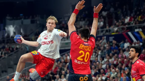 Geht k&uuml;nftig in der Handball-Bundesliga auf Torejagd: Simon Pytlick (l). - &copy; Piotr Hawalej/AP/dpa