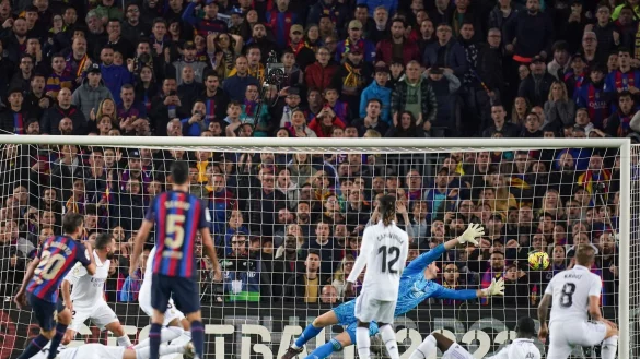 Der FC Barcelona besiegte Real Madrid mit 2:1. - &copy; Joan Mateu/AP