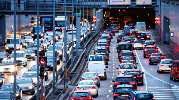 Zu den gr&ouml;&szlig;ten Verursachern der Feinstaubbelastungen geh&ouml;rt der Verkehr. - &copy; Matthias Balk/dpa