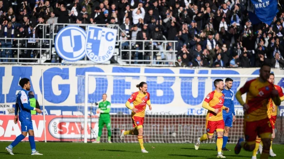 Jubel der Karlsruher Spieler nach dem Treffer zum 1:0 gegen den FC Magdeburg durch Torsch&uuml;tze Sebastian Jung. - &copy; Christian Modla/dpa