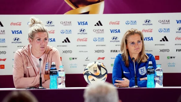 Millie Bright (l) und Englands Cheftrainerin Sarina Wiegman bei der Pressekonferenz. - © Zac Goodwin/PA Wire/dpa