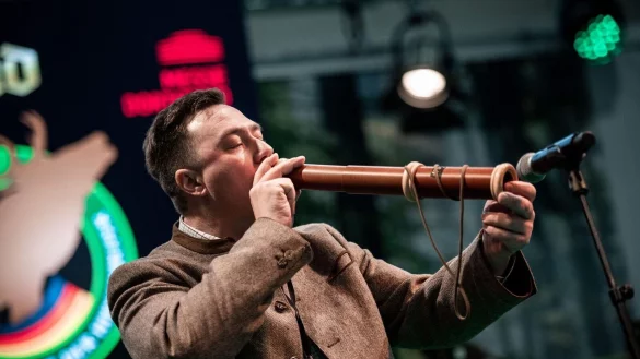 Fabian Menzel zeigt auf der B&uuml;hne seinen Hirschruf. - &copy; Fabian Strauch/dpa