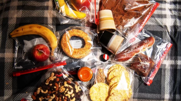 Maiswaffeln, N&uuml;sse, Obst: Snacks wie diese sind gefragt, wenn sich an langen Festivaltagen zwischendurch der Hunger meldet. - &copy; Bernd Diekjobst/dpa-tmn