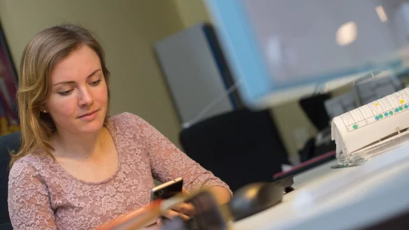 Auch wenn der Arbeitgeber es nicht ausdr&uuml;cklich verbietet: W&auml;hrend der Arbeitszeit nutzt man das Smartphone besser sparsam. - &copy; Klaus-Dietmar Gabbert/dpa-tmn