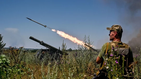 Soldaten einer separaten Brigade der Territorialen Verteidigung aus Dnipro feuern mit einem Partizan-Raketenwerfer auf russische Stellungen. - &copy; Ukrinform/dpa
