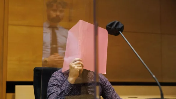 Der Angeklagte sitzt in einen Saal vom Landgericht zum Auftakt im Prozess um einen Streit wegen zu lauter Musik. - &copy; Friso Gentsch/dpa/Archivbild