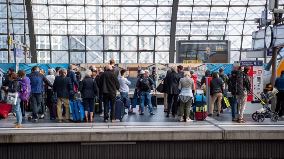 Bei Zugverspätungen stehen Bahnreisenden Rechte zu. Es wird empfohlen, die Verspätung zu dokumentieren, Bestätigungen durch Bahnpersonal oder Fotos von den Anzeigetafeln können als Nachweis dienen. - © Bernd Diekjobst/dpa-tmn