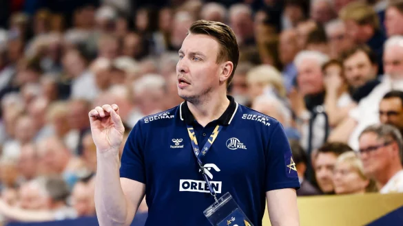 Trainer Filip Jicha und seine Kieler stehen trotz der Niederlage im Rückspiel gegen Dinamo Bukarest im Champions-League-Viertelfinale. - © Frank Molter/dpa