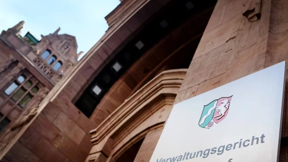 Der Eingang des Verwaltungsgerichtes D&uuml;sseldorf. - &copy; Martin Gerten/dpa