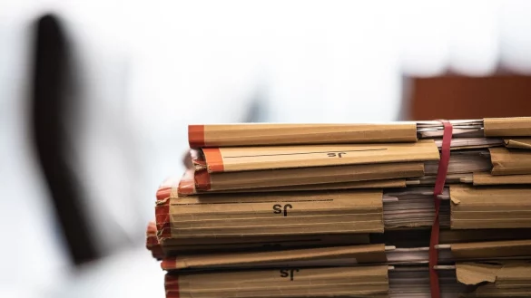 Akten liegen vor einem Prozess in einem Landgericht auf dem Tisch. - &copy; Swen Pf&ouml;rtner/dpa/Symbolbild