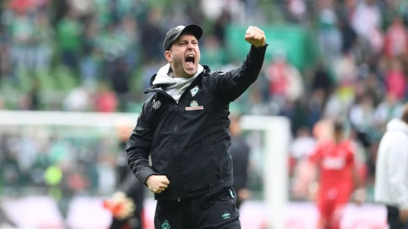 Werder-Trainer Ole Werner jubelt den Fans zu. - &copy; Carmen Jaspersen/dpa