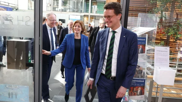 Die Landeschefinnen und -chefs konferieren in Berlin: Hier (v.l.) Stephan Weil (Niedersachsen), Malu Dreyer (Rheinland-Pfalz) und Hendrik W&uuml;st (Nordrhein-Westfalen). - &copy; Joerg Carstensen/dpa