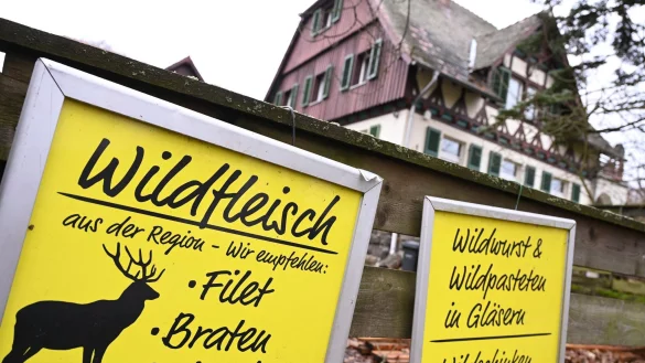 Hinweistafeln f&uuml;r den Verkauf von Wildfleisch. - &copy; Uwe Zucchi/dpa