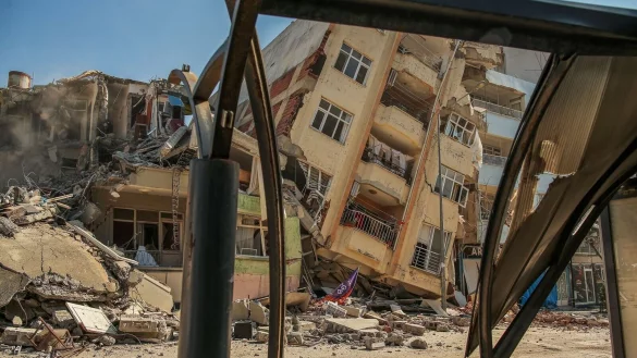 Das Erdbeben hat viele Geb&auml;ude zerst&ouml;rt - auch dieses im t&uuml;rkischen Ort Samandag. - &copy; Emrah Gurel/AP/dpa