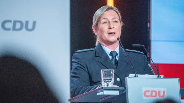 Eischnelllauf-Olympiasiegerin Claudia Pechstein in ihrer Uniform als Bundespolizistin beim CDU-Grundsatzkonvent Mitte Juni in Berlin. - &copy; Michael Kappeler/dpa