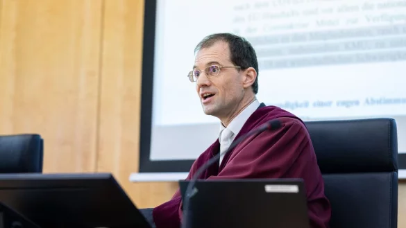 Wolf Sarnighausen, Vorsitzender Richter am Oberverwaltungsgericht, er&ouml;ffnet die Verhandlung. - &copy; Guido Kirchner/dpa