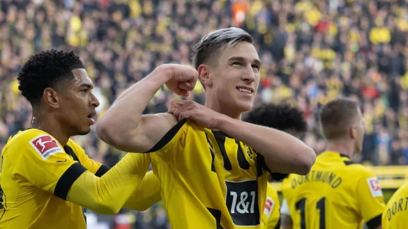 Dortmunds Nico Schlotterbeck jubelt mit Jude Bellingham über seinen Treffer. - © Bernd Thissen/dpa/Archivbild
